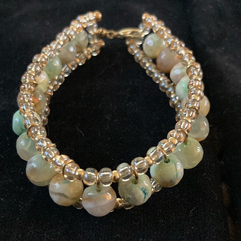 Elegant Beaded Bracelet with Gold and Green Accents